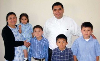 César and Eva Vásquez and family