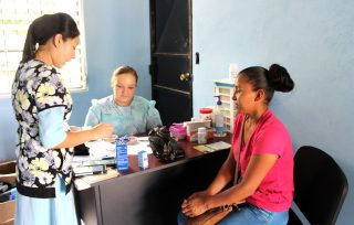 Marleny Molina and Lynelle Stutzman see a patient