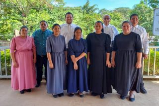 Front row, L to R: Angélica de Álvarez, Aura de Martin, Aura Jamilth Santos, Amparo Calderón de Arenas, Elida de Méndez Back row: Donaldo Álvarez, Craig Martin, Víctor Ovalle, Jeremías Méndez
